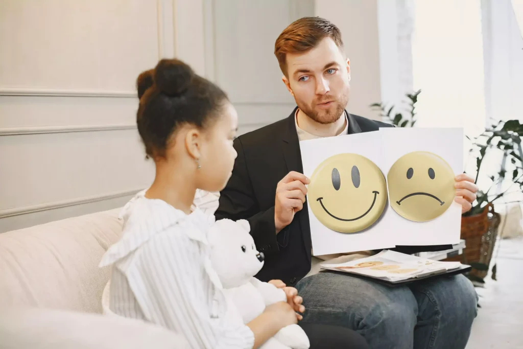 Psycholog dziecięcy podczas zajęć z dzieckiem